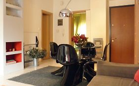Cozy And Modern Apartment Centrally Located